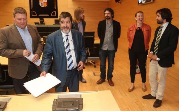 Óscar Álvarez (PSOE), Manuel Mitadiel (Ciudadanos), Pablo Fernández (Podemos), José Sarrión (IU-Equo) e Isabel Blanco y Alfonso García Vicente (PP), el día que se constituyó la comisión.