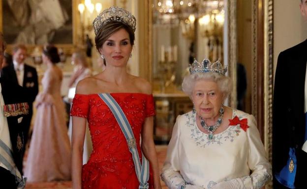 Doña Letizia e Isabel II, en la cena de gala. 