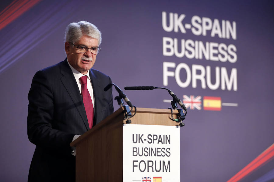 Felipe VI pide minimizar la incertidumbre de las empresas españolas ante el 'Brexit'.