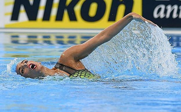 Ona Carbonell ejecuta su ejercicio. 