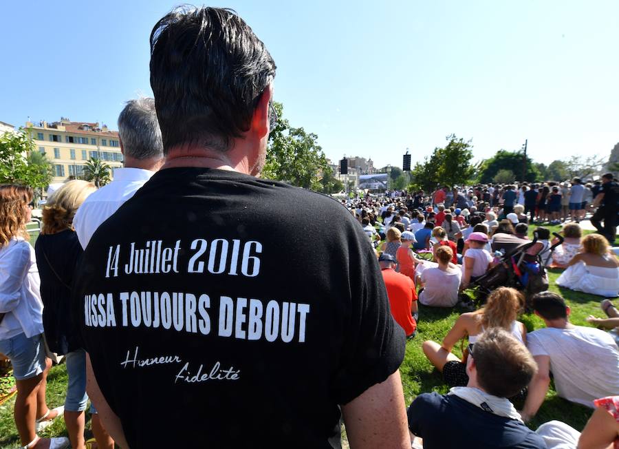 Una multitud en silencio, en medio de la cual habían varios sobrevivientes, colocaba una a una las 12.000 placas pintadas de azul, blanco y rojo, para formar en letras gigantes las palabras "Libertad, Igualdad, Fraternidad", el lema de Francia.