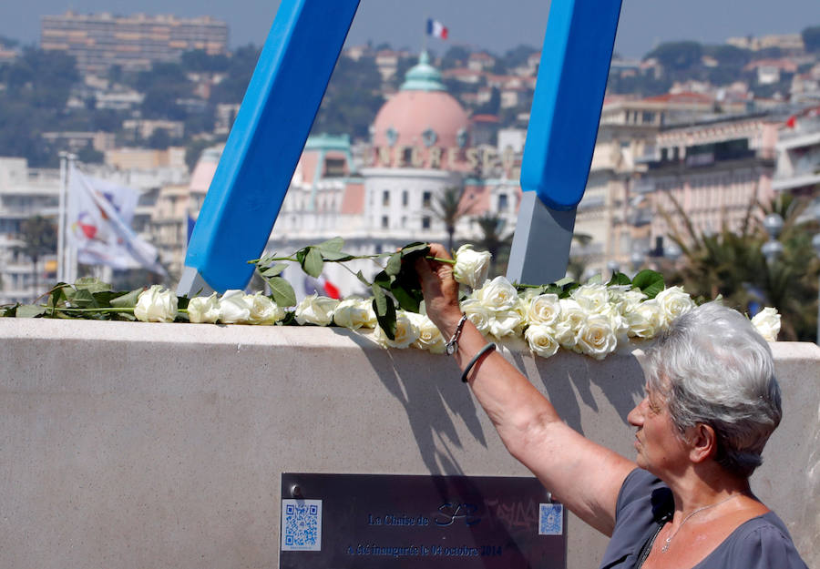 Una multitud en silencio, en medio de la cual habían varios sobrevivientes, colocaba una a una las 12.000 placas pintadas de azul, blanco y rojo, para formar en letras gigantes las palabras "Libertad, Igualdad, Fraternidad", el lema de Francia.