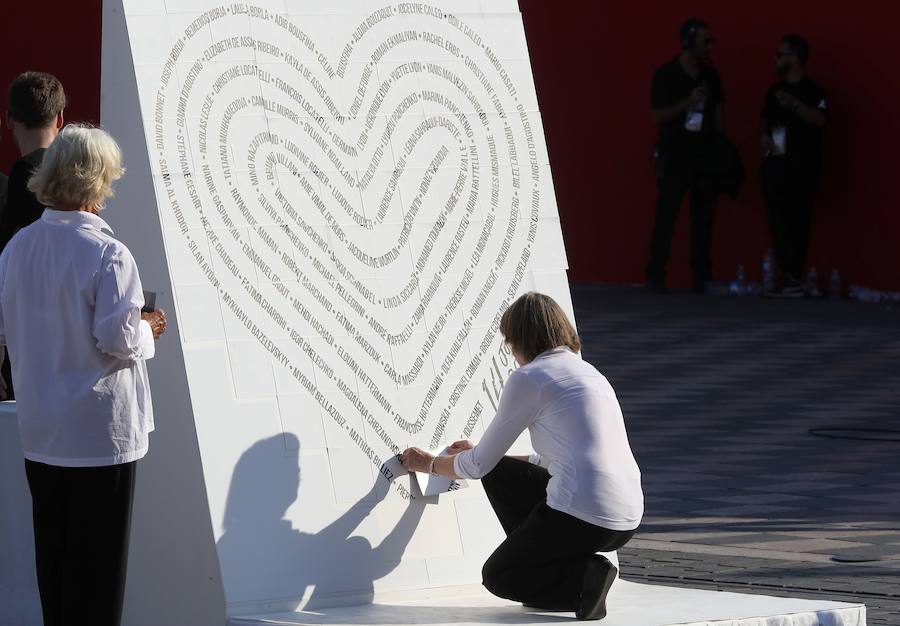 Una multitud en silencio, en medio de la cual habían varios sobrevivientes, colocaba una a una las 12.000 placas pintadas de azul, blanco y rojo, para formar en letras gigantes las palabras "Libertad, Igualdad, Fraternidad", el lema de Francia.