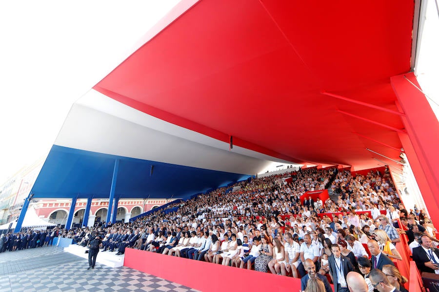 Una multitud en silencio, en medio de la cual habían varios sobrevivientes, colocaba una a una las 12.000 placas pintadas de azul, blanco y rojo, para formar en letras gigantes las palabras "Libertad, Igualdad, Fraternidad", el lema de Francia.