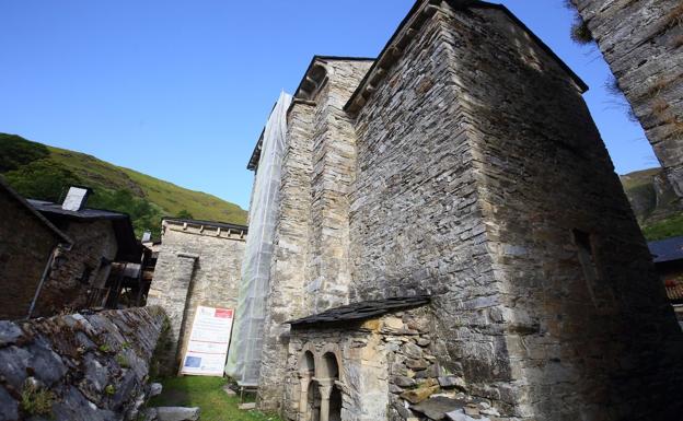 Trabajos de medición de las lesiones de la iglesia de Santiago de Peñalba