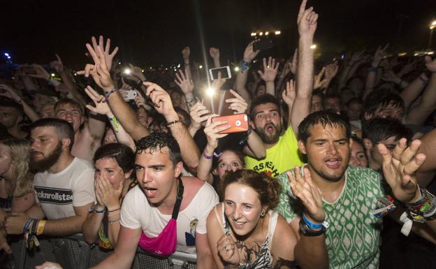 Asistentes al concierto del grupo estadounidense Red Hot Chili Peppers. 