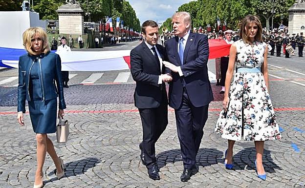 Emmanuel Macron y Donald Trump, en el centro.