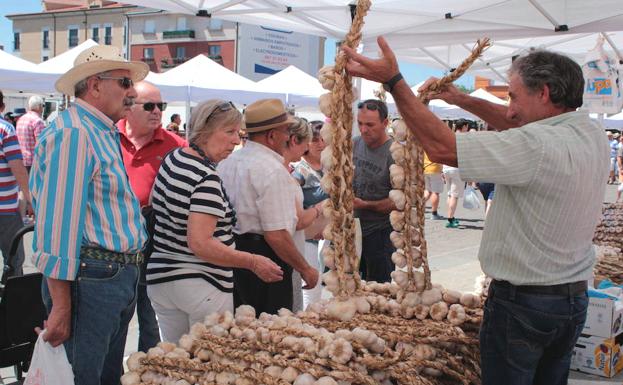 Uno de los puestos de la Feria del Ajo.