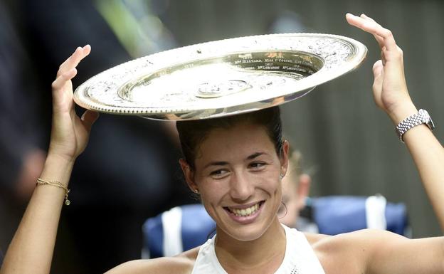 Garbiñe Muguruza, con el trofeo de Wimbledon.