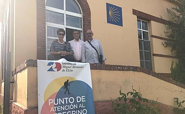 El Rector y la Vicerrectora de la Universidad Miguel Hernández de Elche visitan el Albergue de Villadangos del Páramo