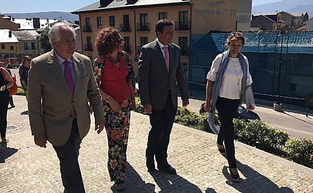El consejero de Empleo de la Junta (C), durante su visita a Ponferrada.