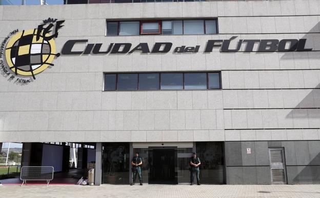 Dos agentes de la GUardia Civil en la puerta de la sede de la Federación. 