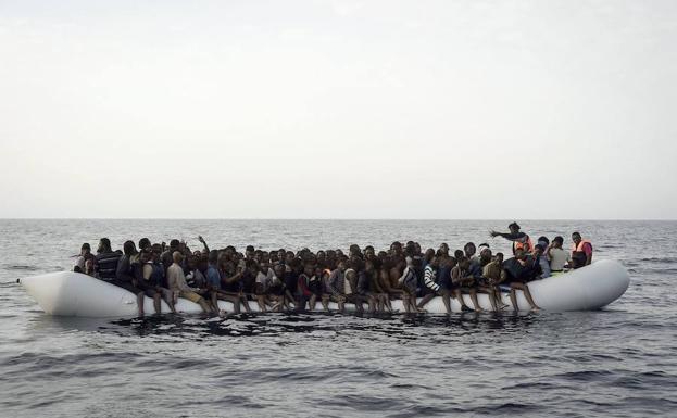 Rescate de inmigrantes en el mar de Mediterráneo. 