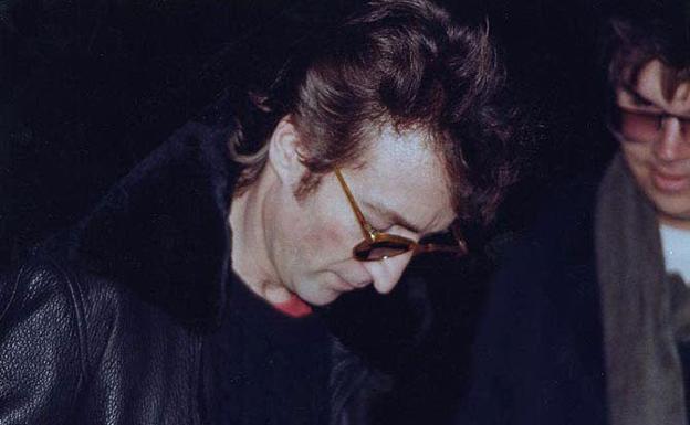 Mark Chapman (d) pide un autógrafo a John Lennon horas antes de asesinarlo.