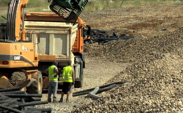 Imagen principal - La maquinaría regresa al entorno de la estación de Renfe. 