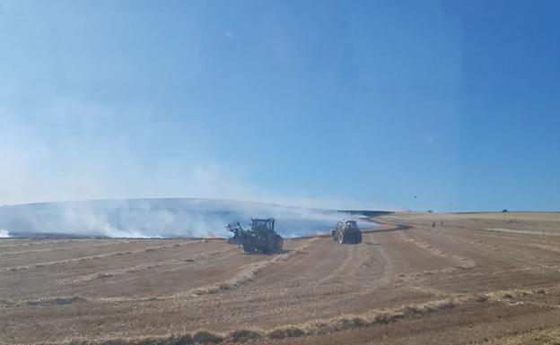 Incendio en un campo de cereal en la zona de Los Oteros.