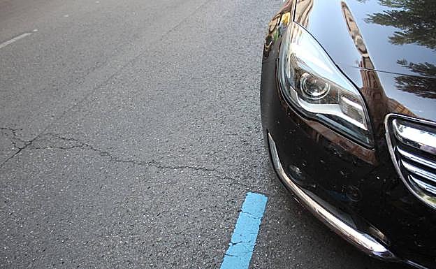 Un vehículo estacionado en zona ORA. 