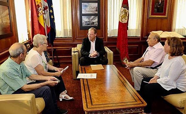 El alcalde de León recibe a la nueva junta directiva de Alcer. 