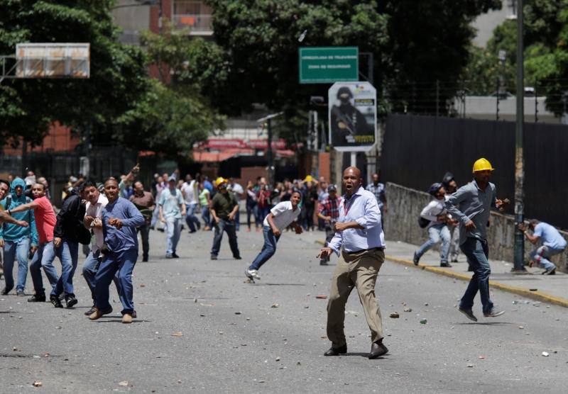 Comercios cerrados, ausencia de transporte público y calles desoladas y bloqueadas con barricadas forman parte del paisaje en Caracas