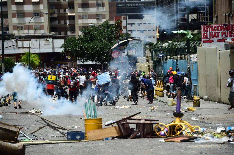 Comercios cerrados, ausencia de transporte público y calles desoladas y bloqueadas con barricadas forman parte del paisaje en Caracas