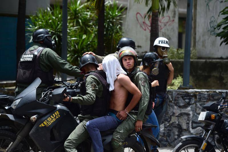 Comercios cerrados, ausencia de transporte público y calles desoladas y bloqueadas con barricadas forman parte del paisaje en Caracas