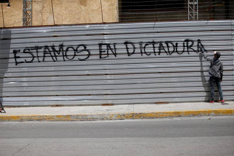 Comercios cerrados, ausencia de transporte público y calles desoladas y bloqueadas con barricadas forman parte del paisaje en Caracas