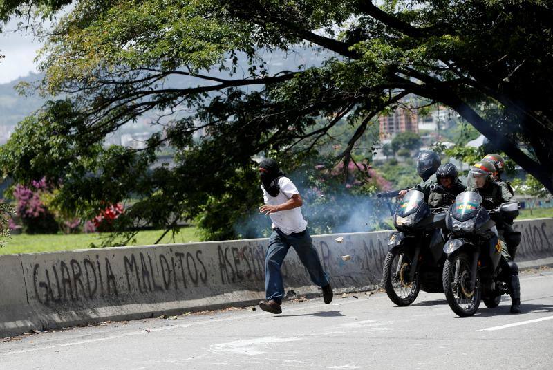 Comercios cerrados, ausencia de transporte público y calles desoladas y bloqueadas con barricadas forman parte del paisaje en Caracas