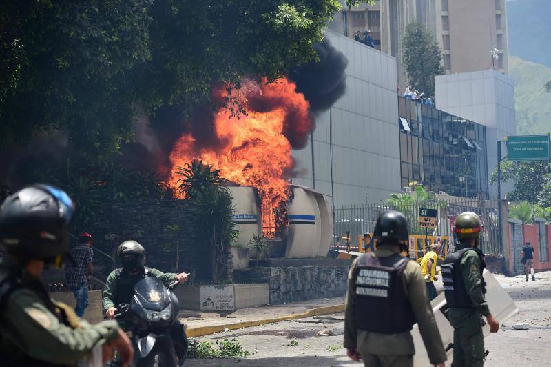 Comercios cerrados, ausencia de transporte público y calles desoladas y bloqueadas con barricadas forman parte del paisaje en Caracas