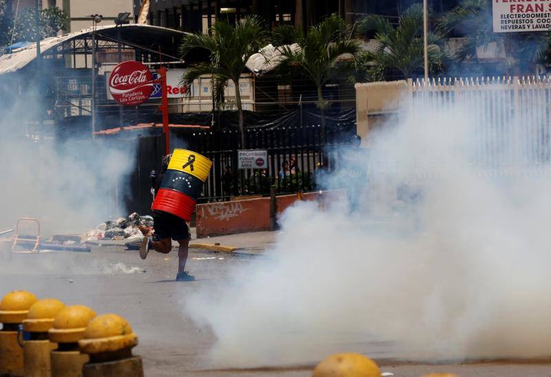 Comercios cerrados, ausencia de transporte público y calles desoladas y bloqueadas con barricadas forman parte del paisaje en Caracas