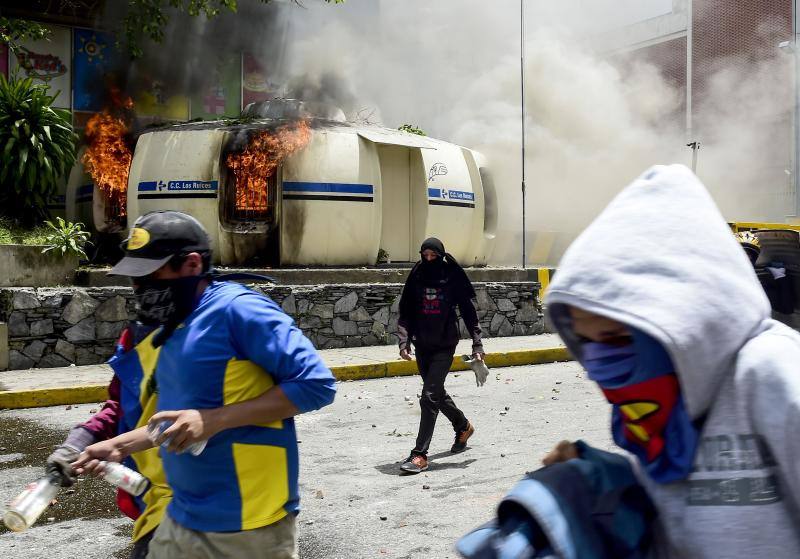 Comercios cerrados, ausencia de transporte público y calles desoladas y bloqueadas con barricadas forman parte del paisaje en Caracas