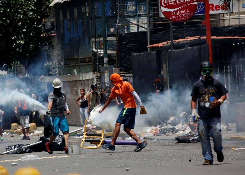 Comercios cerrados, ausencia de transporte público y calles desoladas y bloqueadas con barricadas forman parte del paisaje en Caracas