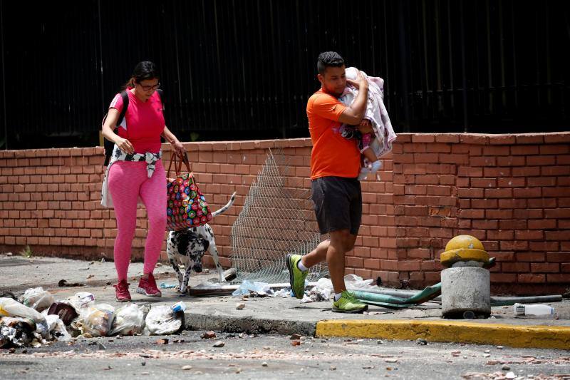 Comercios cerrados, ausencia de transporte público y calles desoladas y bloqueadas con barricadas forman parte del paisaje en Caracas