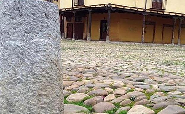 Empedrado del centro de la Plaza del Grano. 