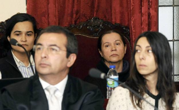 Raquel Gago y su letrado, delante, y Triana y su madre Montserrat. 