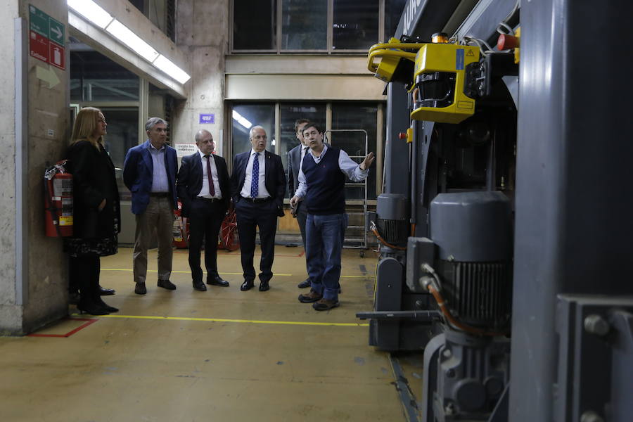 Iñaki Arechabaleta, director general de Negocio de Vocento, Benjamín Lana, director de medios regionales de Vocento, Javier Doval, director general de Nueva Rioja, Javier Galiana, director de Futuro en Español, el presidente de La Rioja, José Ignacio Ceniceros y la consejera de Presidencia, Begoña Martínez, visitaron las instalaciones del diario.