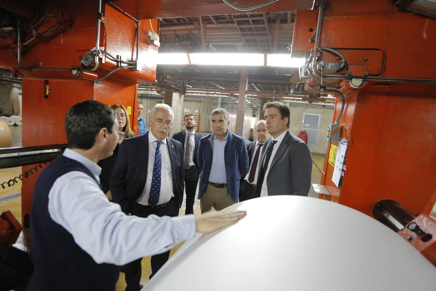 Iñaki Arechabaleta, director general de Negocio de Vocento, Benjamín Lana, director de medios regionales de Vocento, Javier Doval, director general de Nueva Rioja, Javier Galiana, director de Futuro en Español, el presidente de La Rioja, José Ignacio Ceniceros y la consejera de Presidencia, Begoña Martínez, visitaron las instalaciones del diario.