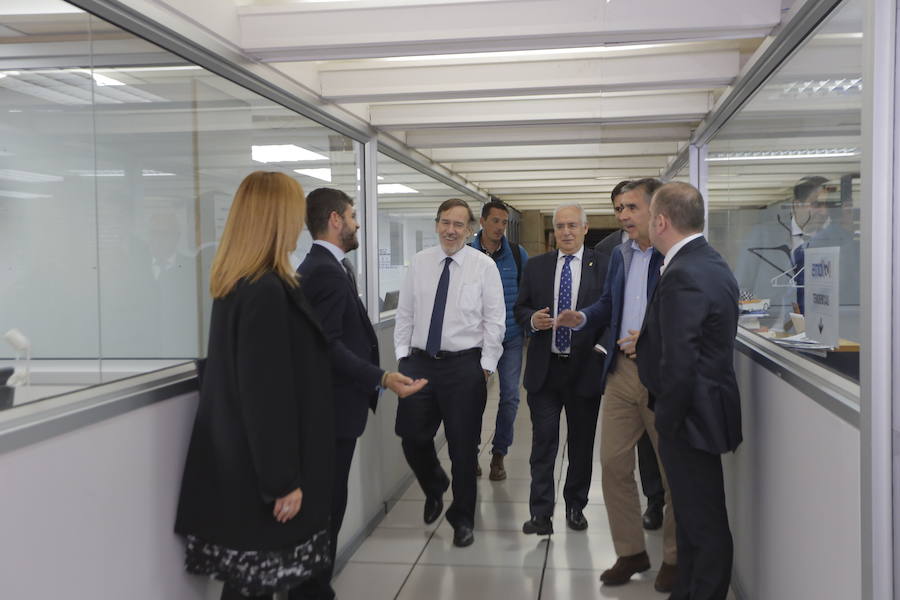 Iñaki Arechabaleta, director general de Negocio de Vocento, Benjamín Lana, director de medios regionales de Vocento, Javier Doval, director general de Nueva Rioja, Javier Galiana, director de Futuro en Español, el presidente de La Rioja, José Ignacio Ceniceros y la consejera de Presidencia, Begoña Martínez, visitaron las instalaciones del diario.