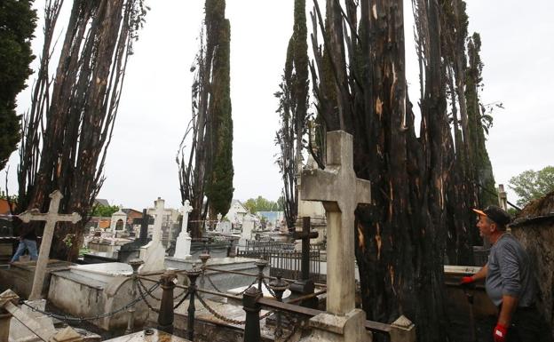 Imagen de archivo del cementerio tras la caída de un rayo.