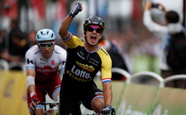 Dylan Groenewegen festeja su victoria en el esprint de la última etapa. 