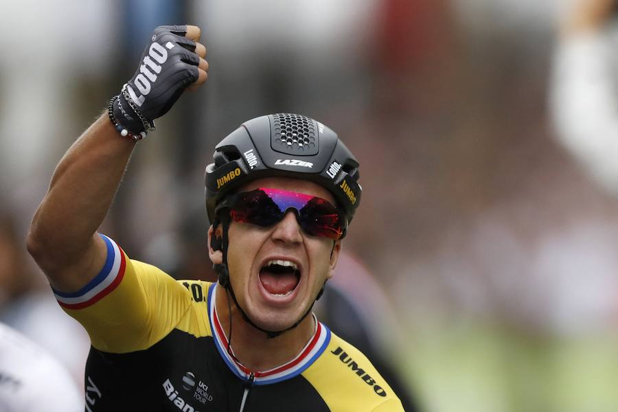 El holandés Dylan Groenewegen festeja su victoria en la vigesimoprimera y última etapa del Tour de Francia. 
