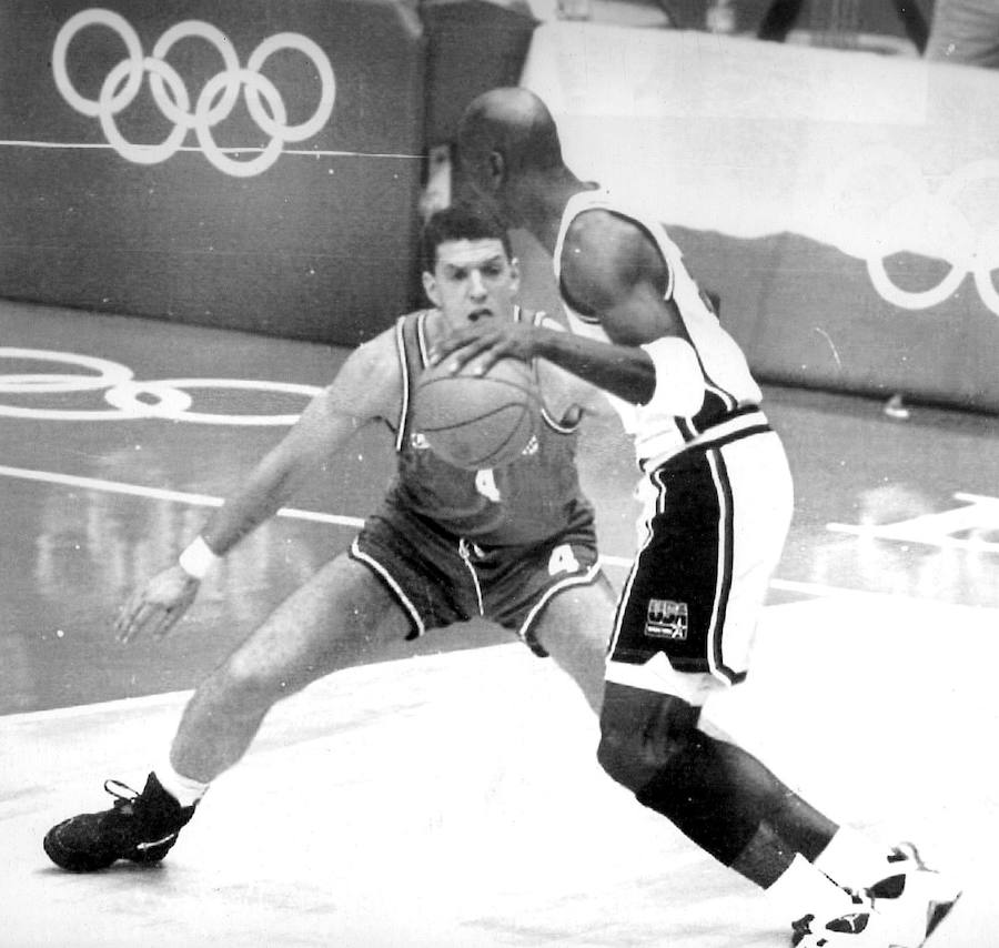 Dos genios frente a frente. Drazen Petrovic defiende a Michael Jordan durante la final de baloncesto en la que Estados Unidos derrotó a Croacia por 117-85.