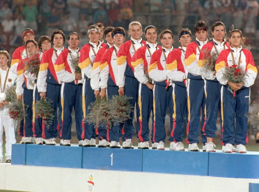 El equipo español de hockey sobre hierba femenino, en el podio, tras conseguir la medalla de oro al vencer en la final a la selección de Alemania.