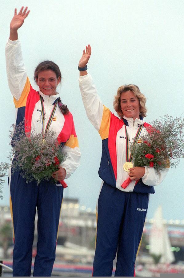 Las españolas Theresa Zabell y Patricia Guerra saludan victoriosas tras conseguir la medalla de oro en la categoría femenina de la 470, disputada en el Puerto Olímpico de Barcelona.
