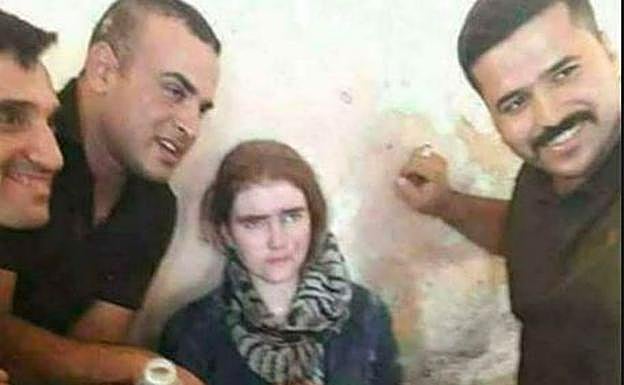 Linda W., rodeada de solados iraquíes.