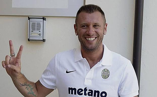 Antonio Cassano, pasando reconocimiento con el Hellas Verona.