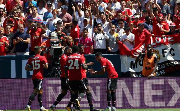 El United celebra el gol de Lingard. 