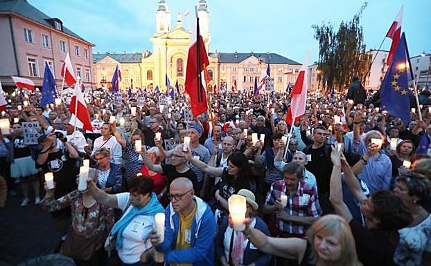 Miles de polacos manifestándose contra la ley de reforma del TS.