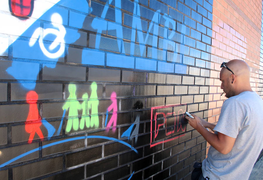 Imágenes del mural conmemorativo del XX aniversario de Ambi