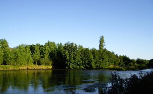 El río Porma a su paso por Santibáñez. 