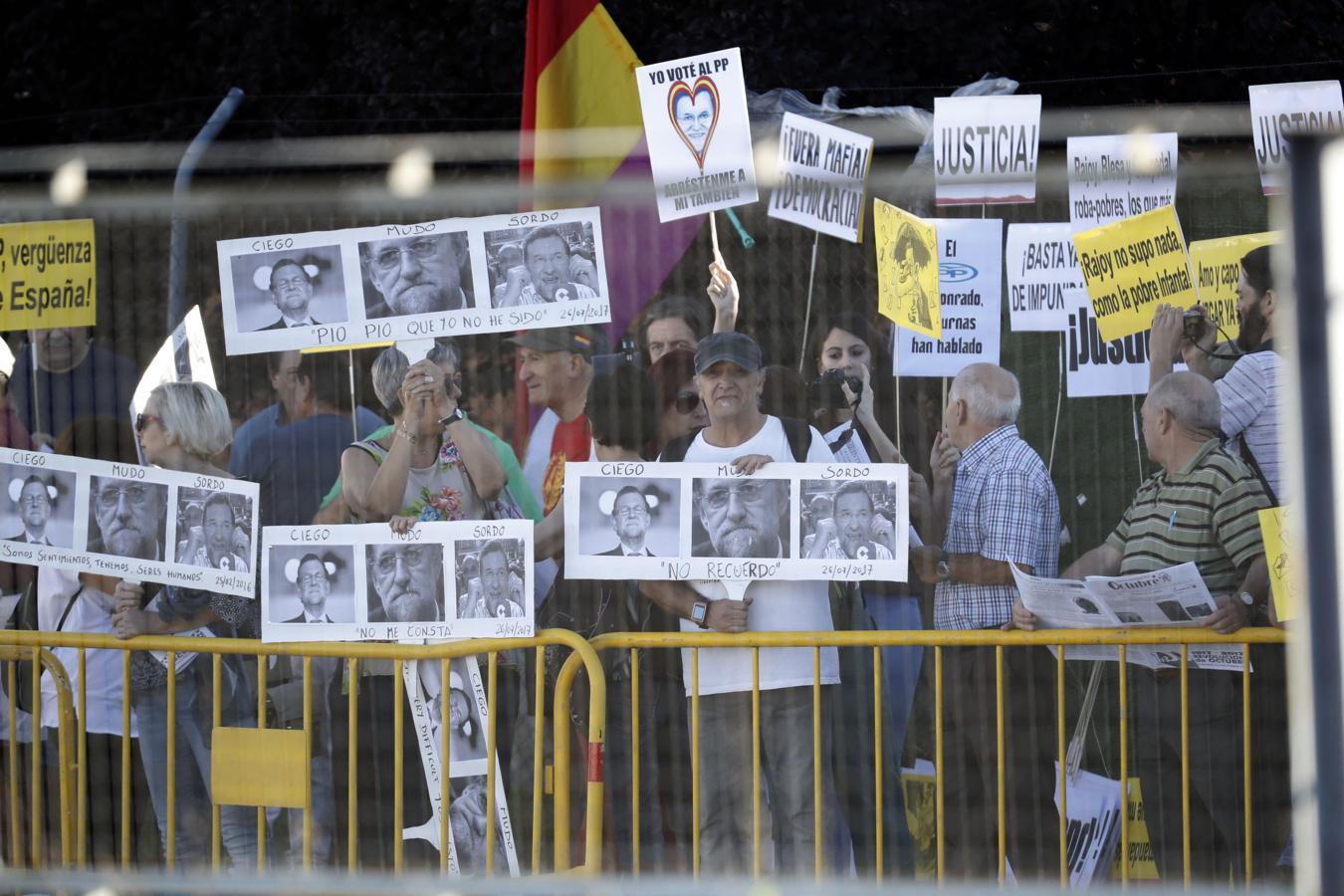 Medio centenar de manifestantes se concentra cerca de la sede de la Audiencia Nacional